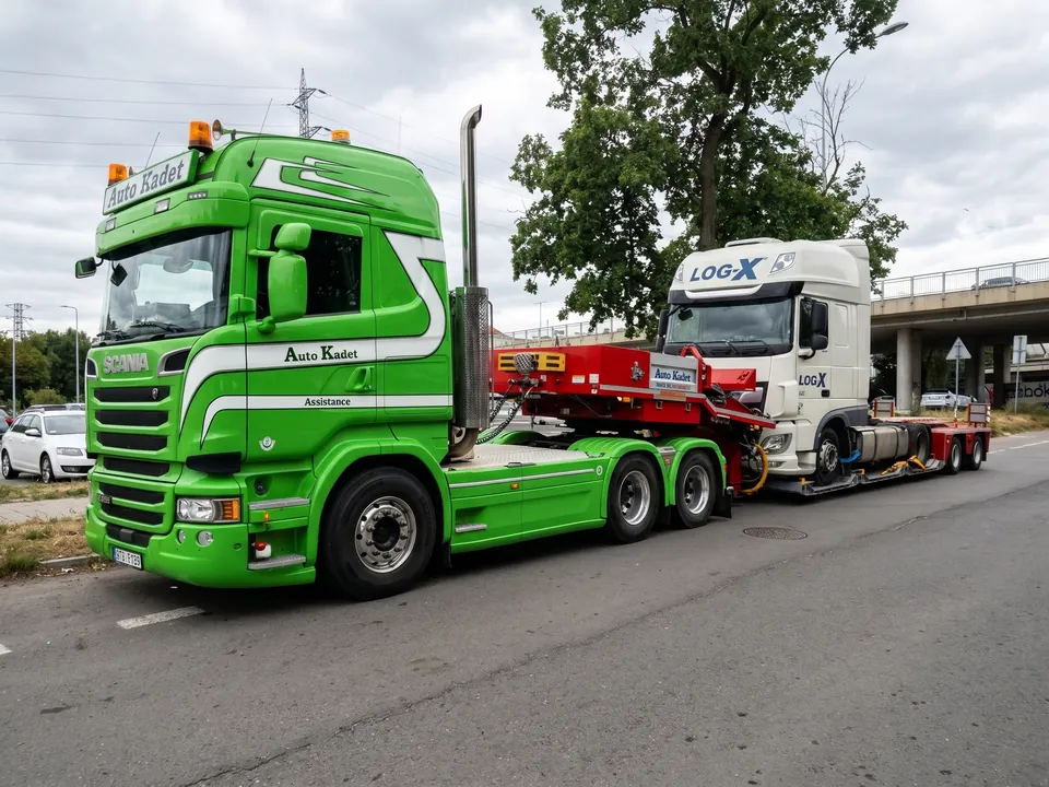 Tahač Scania Auto Kadet při odtahu nákladního tahače na podvalníku